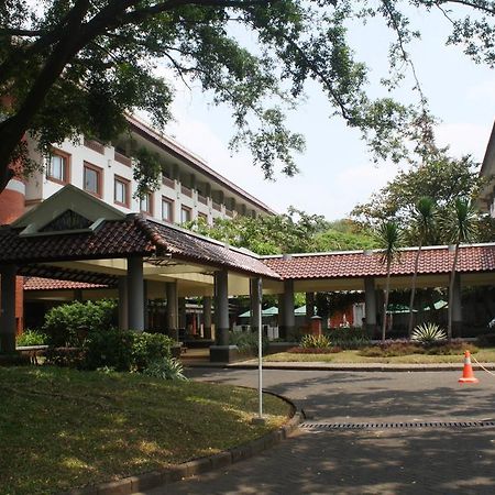 Bumi Wiyata Hotel Depok Exterior foto
