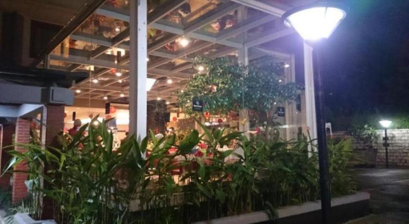 Bumi Wiyata Hotel Depok Exterior foto