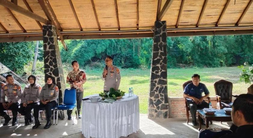 Bumi Wiyata Hotel Depok Exterior foto