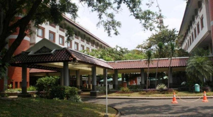 Bumi Wiyata Hotel Depok Exterior foto