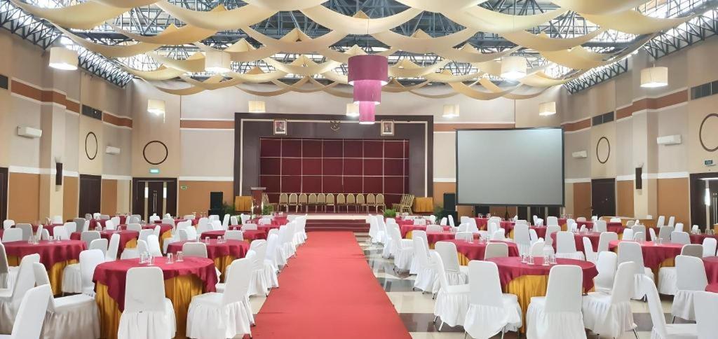 Bumi Wiyata Hotel Depok Exterior foto