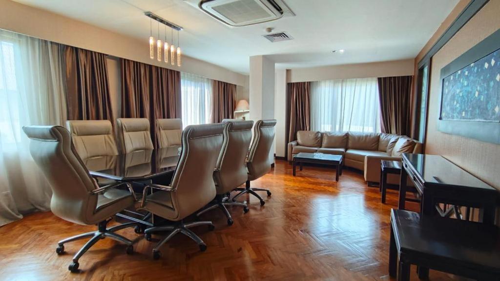 Bumi Wiyata Hotel Depok Exterior foto