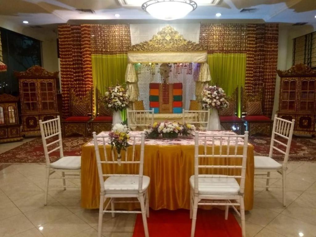 Bumi Wiyata Hotel Depok Exterior foto