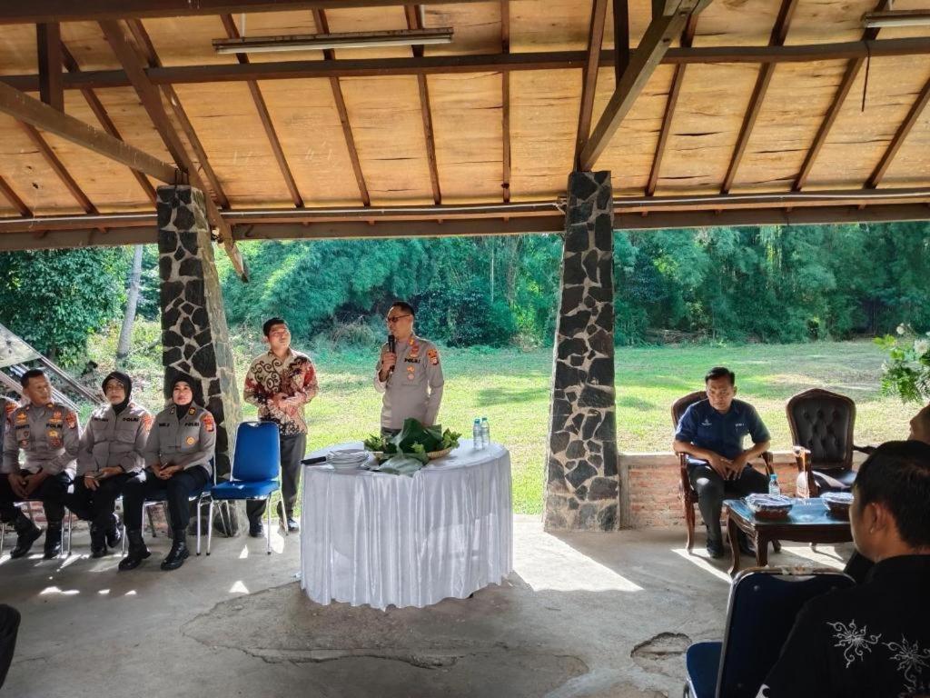 Bumi Wiyata Hotel Depok Exterior foto