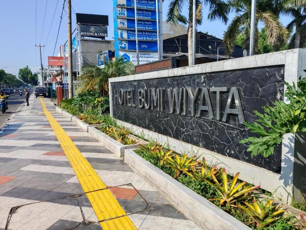 Bumi Wiyata Hotel Depok Exterior foto