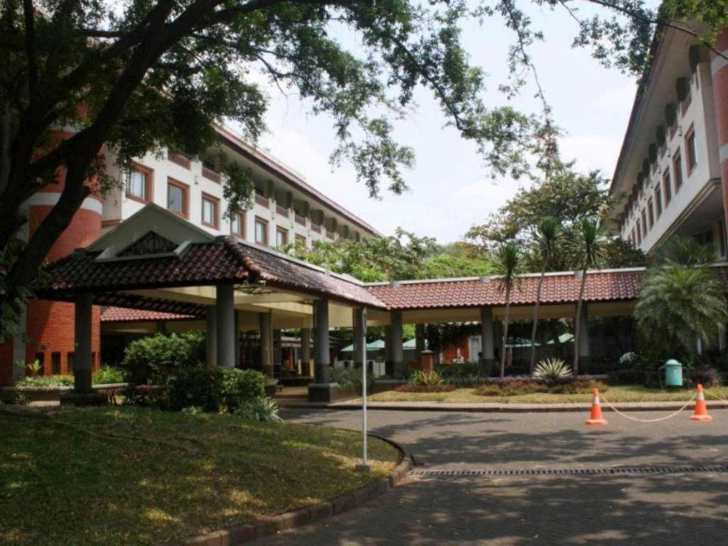 Bumi Wiyata Hotel Depok Exterior foto
